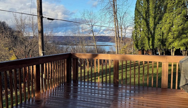 Charming 3-bedroom cottage with a river view in the bluffs just south of Lansing