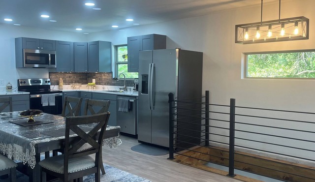 Charming 3-bedroom cottage with a river view in the bluffs just south of Lansing