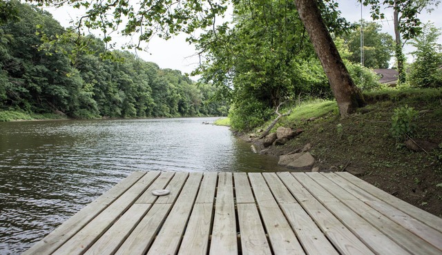 Charming 3-bedroom cottage in Russell with AC, WiFi. Enjoy your stay