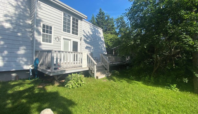 Charming 3-bedroom cottage steps from picturesque Lakeside Beach