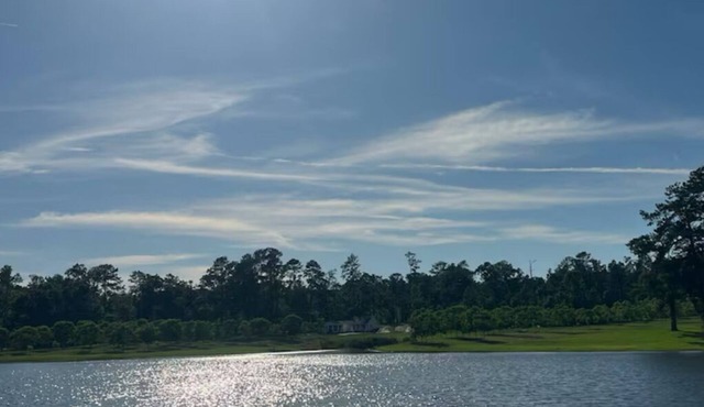 Charming 3-bedroom cottage with WiFi, AC and beautiful view our orchard and pond