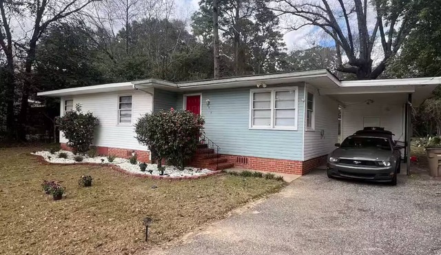 Charming 3-bedroom cottage with WiFi, AC nears parks and shopping