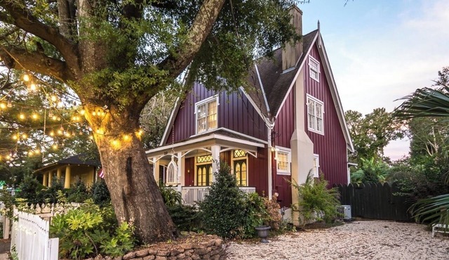 Charming 3-bedroom cottage in Oakleigh Historical District in downtown Mobile