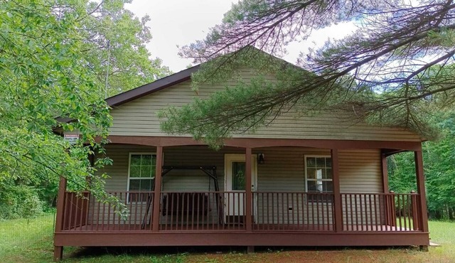 Charming 3-bedroom cottage in Oxford with WiFi and AC close to Wisconson Dells