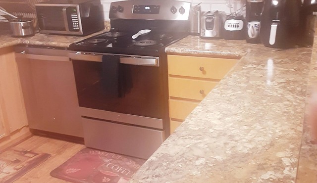 Charming 3-bedroom cottage with WiFi and AC in wonderful McBee GYM AND HOT TUB
