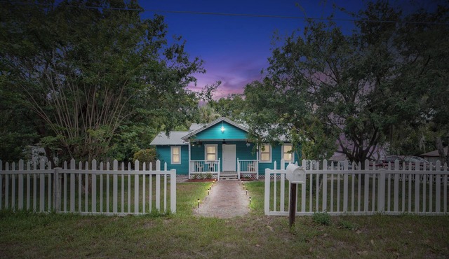 Charming 3-bedroom Cottage with AC and WiFi Near Historic Downtown Square Ocala