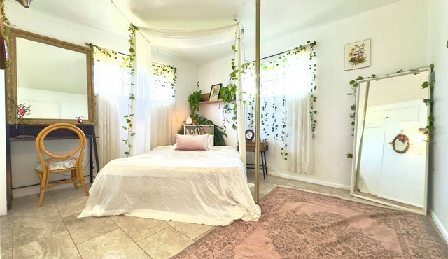 Charming 3-bedroom cottage with AC, fitness room in Tempe