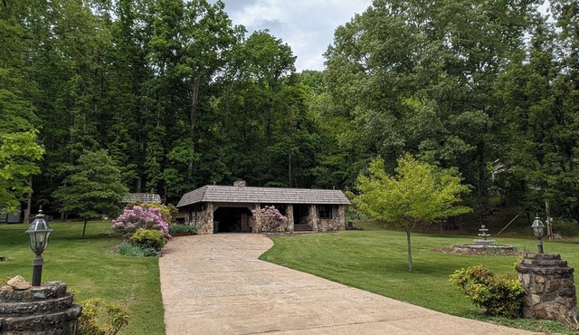 Charming 3-bedroom cottage with lake access nearby, dock, WiFi at Boone Lake