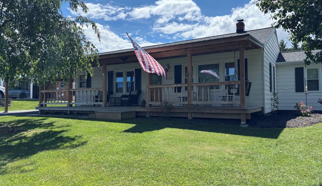 Charming 3-bedroom Country Porch Home with AC, WiFi in Welcoming Town of Dayton
