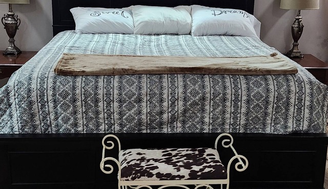 Charming 3-bedroom entire barnhouse in amazing Reddick with AC, WiFi.