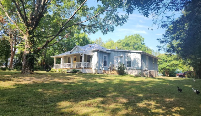 Charming 3-bedroom farmhouse private 15 minutes to downtown Chattanooga