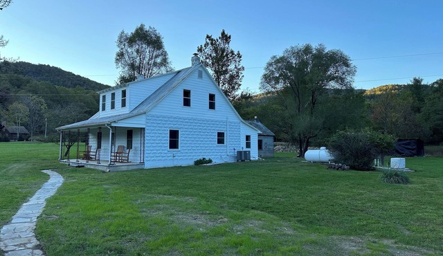 Charming 3-bedroom farmhouse with AC and WiFi in Free Union