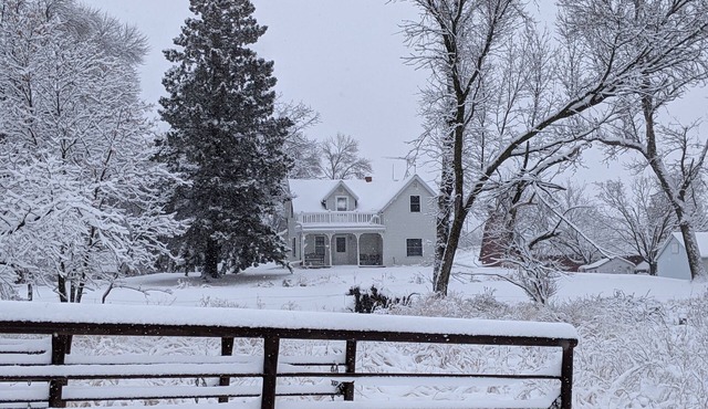 Charming 3 bedroom farm house perfect for all season activities in the country!