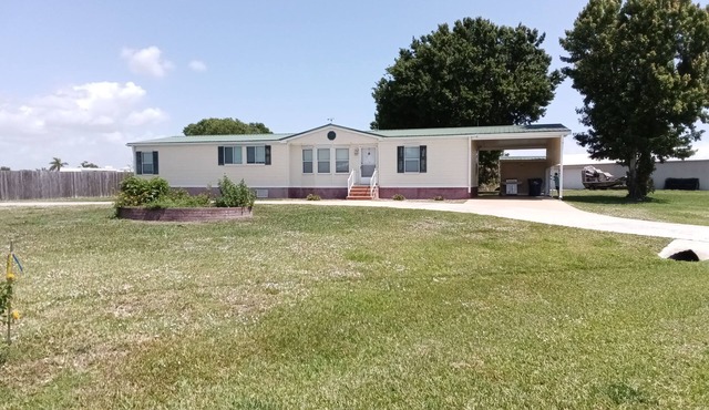 Charming 3 bedroom Florida Gator Camp 2.0 off the rim of Lake Okeechobee - BHR