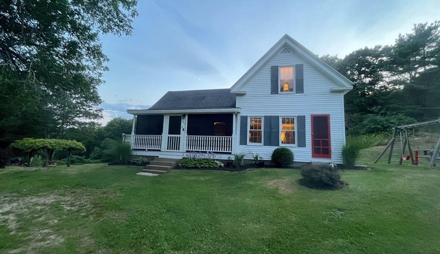 Charming 3-bedroom farmhouse in fabulous Phippsburg!