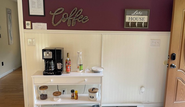 Charming 3-bedroom Family Getaway in Queensbury with WiFi and AC