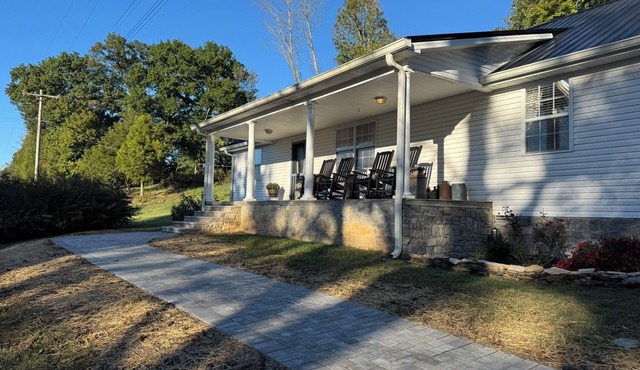 Charming 3-bedroom farmhouse in historic Charlotte, TN