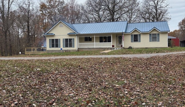 Charming 3-bedroom farmhouse with WiFi, Heat AC in wonderful Stonefort Illinois.