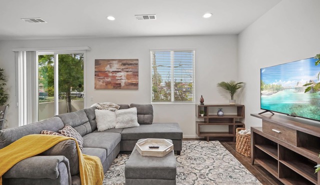 Charming 3-Bedroom Family Home in Orange – Pet-Friendly & Modern