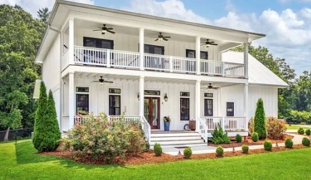 Charming 3-bedroom farmhouse with Pool &Hot Tub in Asheville Fletcher area