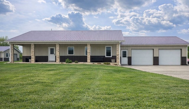 Charming 3-bedroom farmhouse outside Harrisonville for relaxing stays