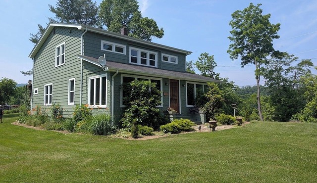 Charming 3-Bedroom Farmhouse in Scenic Pembroke, VA - Sleeps 8