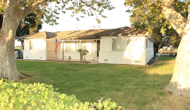 Charming 3-bedroom farmhouse in Woodland with WiFi, AC, Close to UCD.