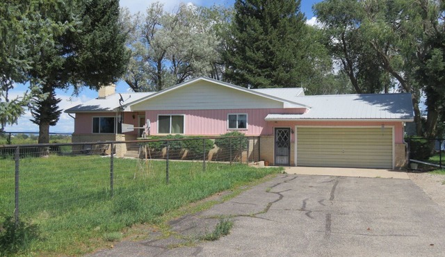 Charming 3-bedroom farmhouse with amazing views!