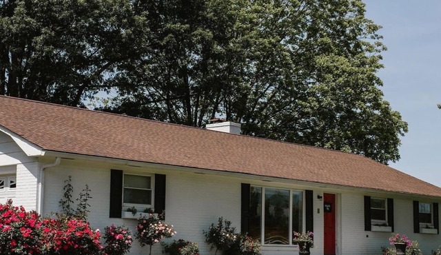 Charming 3-bedroom farmhouse in the hills of East Tennessee