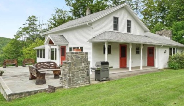 Charming 3 bedroom farmhouse with AC, fitness room in amazing Windsor NY