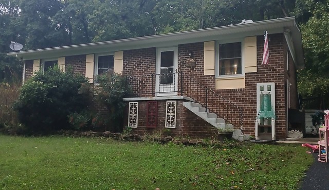 Charming 3-bedroom farmhouse in cool Crozet with AC, WiFi