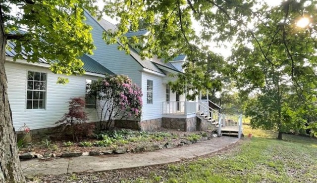Charming 3-bedroom farmhouse in Dalton