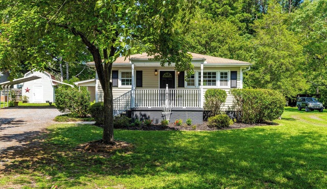 Charming 3-bedroom farmhouse feel in peaceful Durham/Sleeps 10