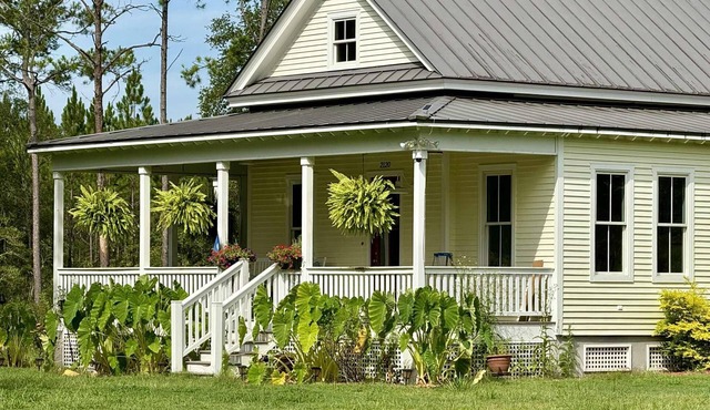 Charming 3-bedroom farmhouse, w/fire pit, game room and outdoor space in Guyton