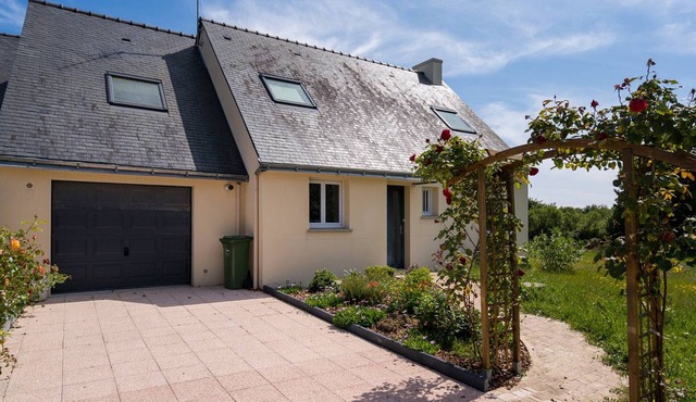Charming 3-Bedroom House in Locmariaquer with Garden, Terrace, and Free Wi-Fi