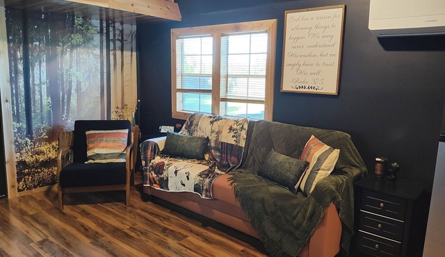 Charming 3-bedroom Getaway cabin in lovely Guyton, Ga.