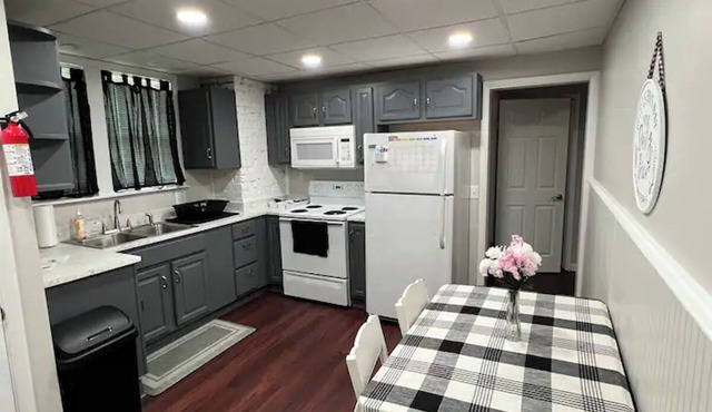 Charming 3-bedroom, ground level apartment w/WiFi and A/C in peaceful Uniontown