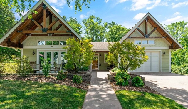 Charming 3-bedroom house with exquisite space - 5 minutes from Virginia Tech!