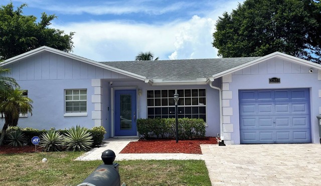 Charming 3-bedroom house with Pool, Washer and Dryer and Garage in Boca Raton