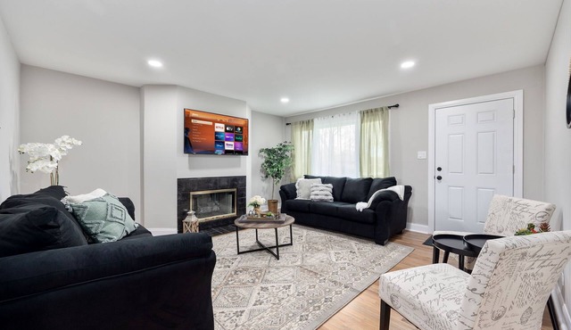 Charming 3-bedroom house with AC and WiFi in serene Bridgeview