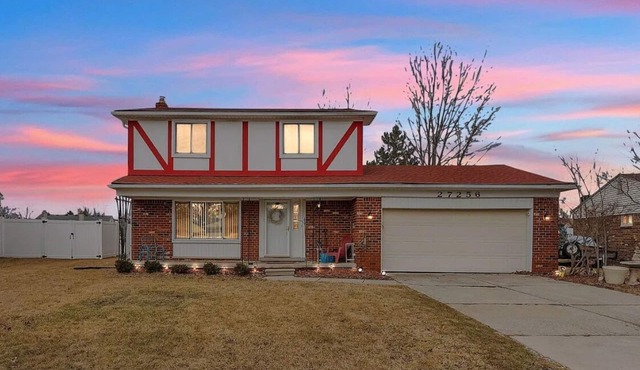 Charming 3-bedroom Home Away From Home with comfort in Brownstown