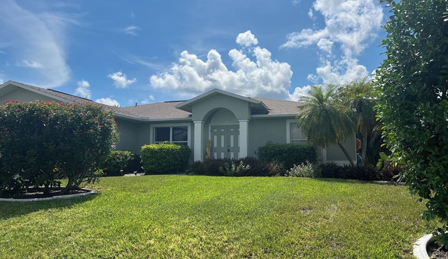 Charming 3-bedroom home with Western exposure in beautiful Cape Coral