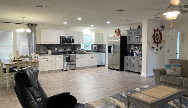 Charming 3-bedroom house with WiFi, AC in welcoming Carrabelle