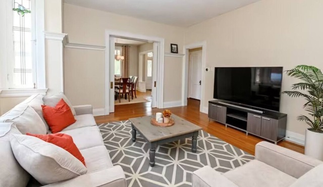 Charming 3 bedroom home, short walk to Oakley Square!