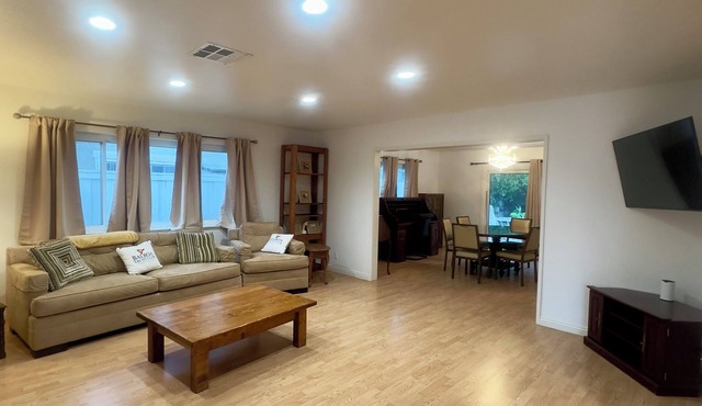 Charming 3-bedroom house in Costa Mesa with AC, WiFi, Everything! 31 day minimum