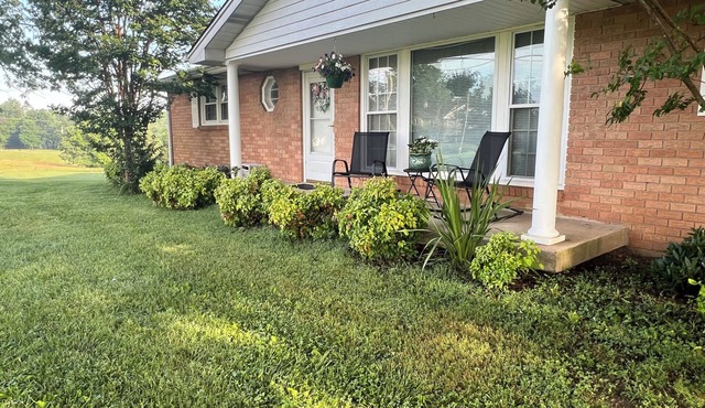 Charming 3-bedroom house located in Cottontown just 20 miles from Nashville
