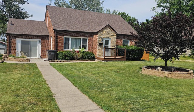 Charming 3-bedroom house with WiFi and fitness room and hot tub, playground