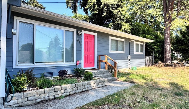 Charming 3-bedroom house with AC and in peaceful city Des Moines near the Marina