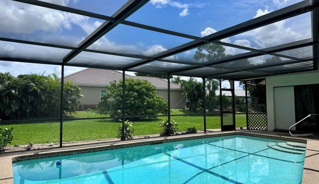 CHARMING! 3-bedroom house with Pool, WiFi, AC in marvelous Fort Myers near beach