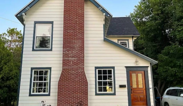 Charming 3-bedroom house in Gouverneur with private basketball court.